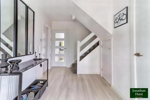 72 Fairfield, Buntingford, SG9 9NU