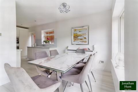 72 Fairfield, Buntingford, SG9 9NU