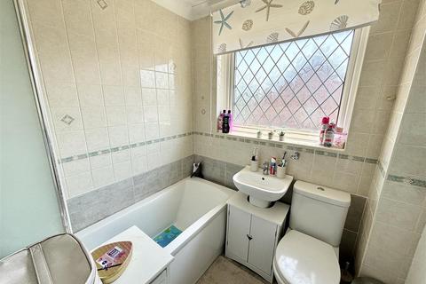 46 Chaffinch Close, Creekmoor, Poole, BH17 7UR