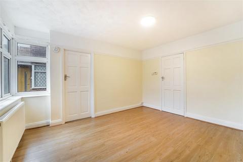 25 Barnard Gardens, New Malden, KT3 6QG