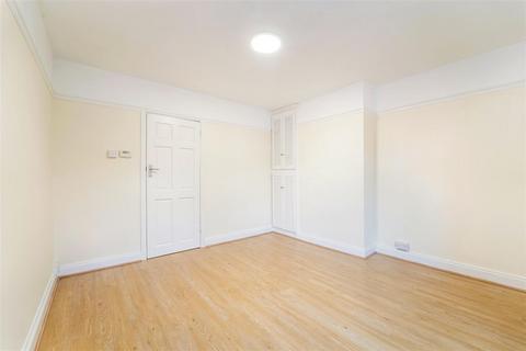 25 Barnard Gardens, New Malden, KT3 6QG