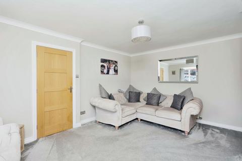 5 Moat Drive, Drayton Bassett, Tamworth, B78 3UG