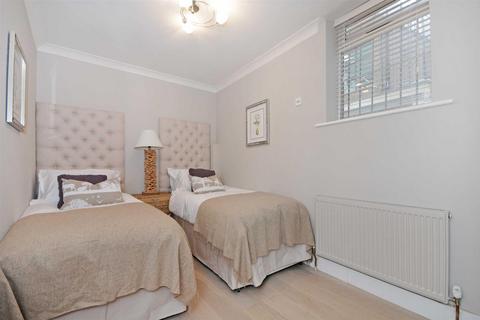 3 bedroom flat to rent, Fitzjohns Avenue, Hampstead, London