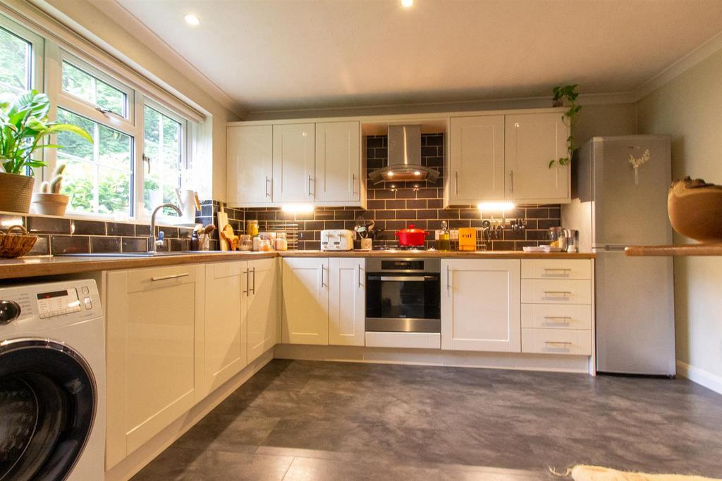 26 Sandy Vale - Kitchen-2.jpg
