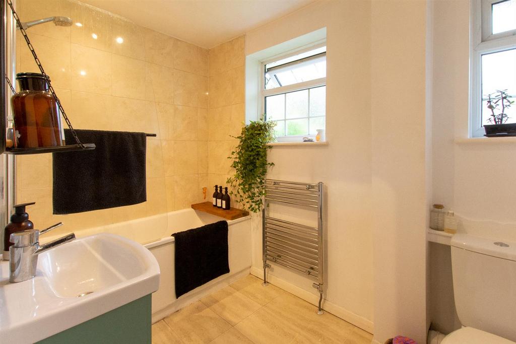 26 Sandy Vale - Bathroom.jpg