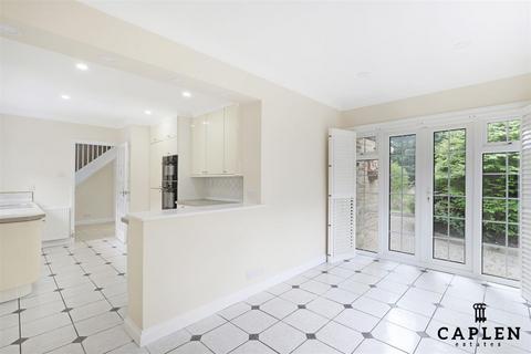 4 bedroom detached house to rent, Churchills Mews, Woodford Green