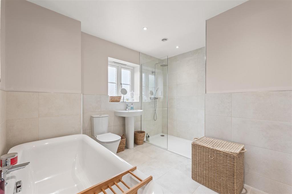 JACK &amp; JILL BATH/SHOWER ROOM