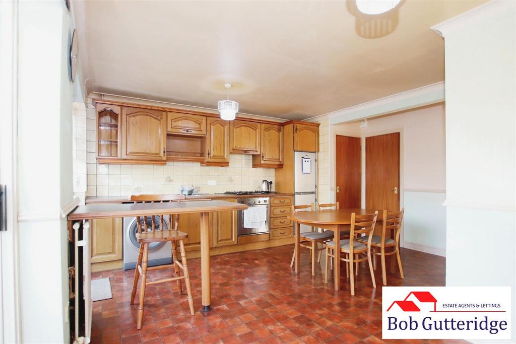 L shaped fitted kitchen/dining room