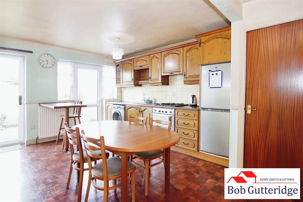 L shaped fitted kitchen/dining room