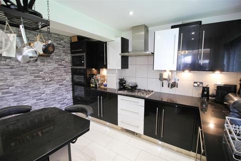 24 Broomfields, Denton, Manchester, M34 3TH