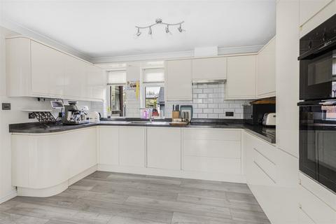 4 Queens Close, Balsham, Cambridge, CB21 4HL