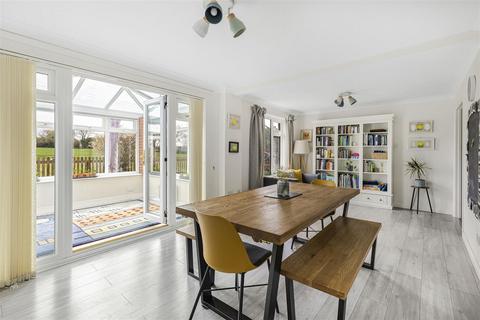 4 Queens Close, Balsham, Cambridge, CB21 4HL