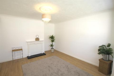 3 bedroom semi-detached house to rent, Norwich Avenue, Southend-On-Sea
