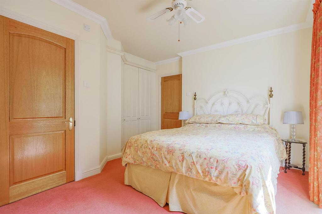 A page 2 Huntington Close - Web-13.jpg