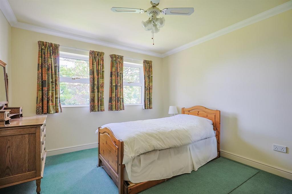 A page 2 Huntington Close - Web-19.jpg