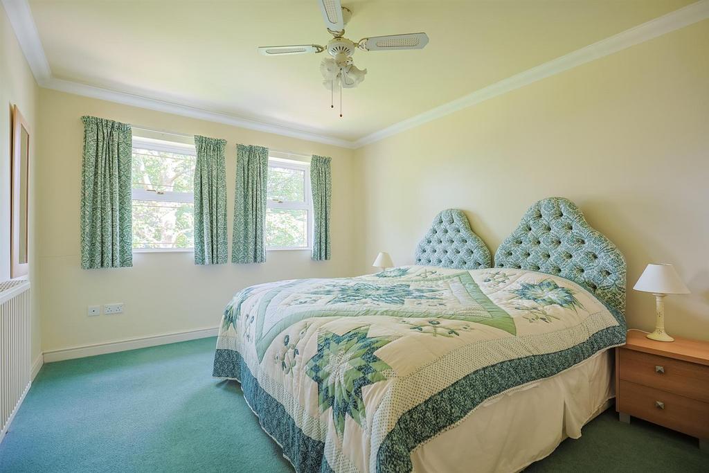 A page 2 Huntington Close - Web-20.jpg