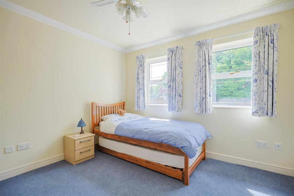 A page 2 Huntington Close - Web-21.jpg