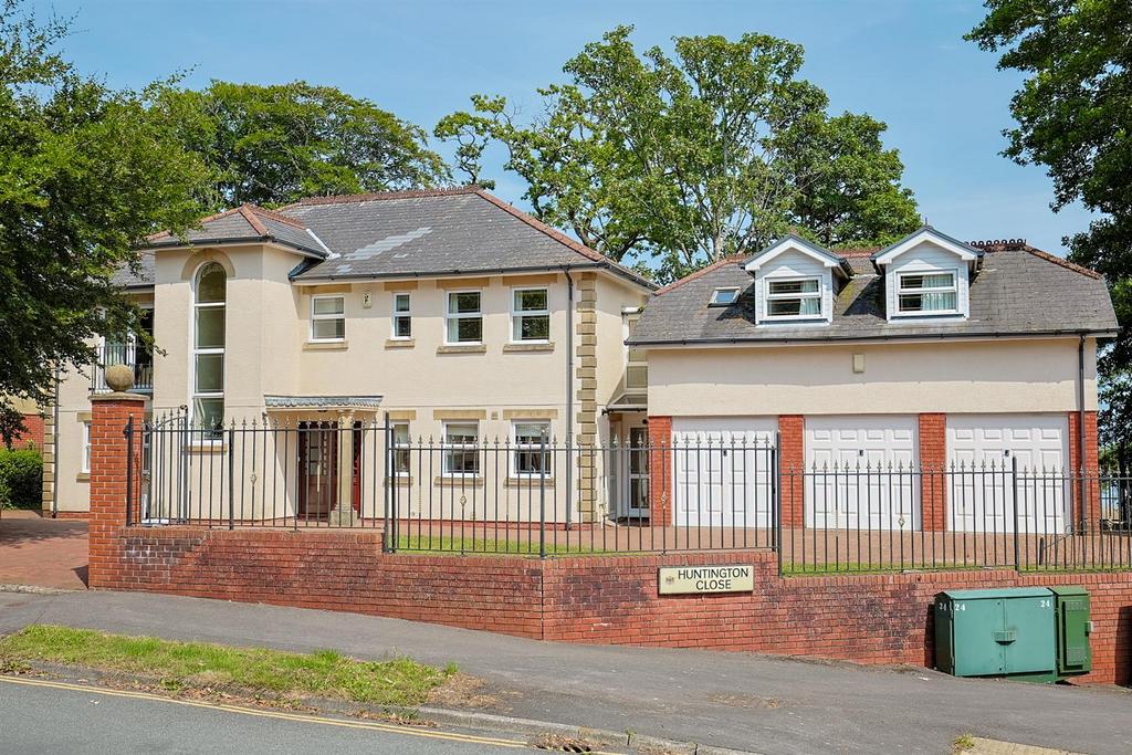 A page 2 Huntington Close - Web-3.jpg