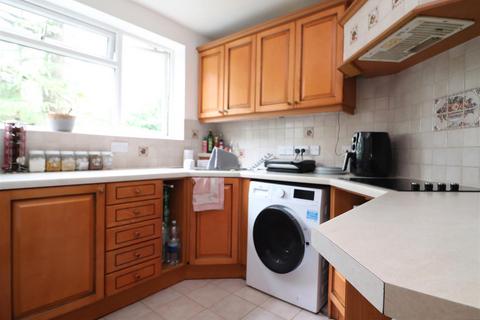 2 bedroom flat for sale, Oakfield Drive, Reigate