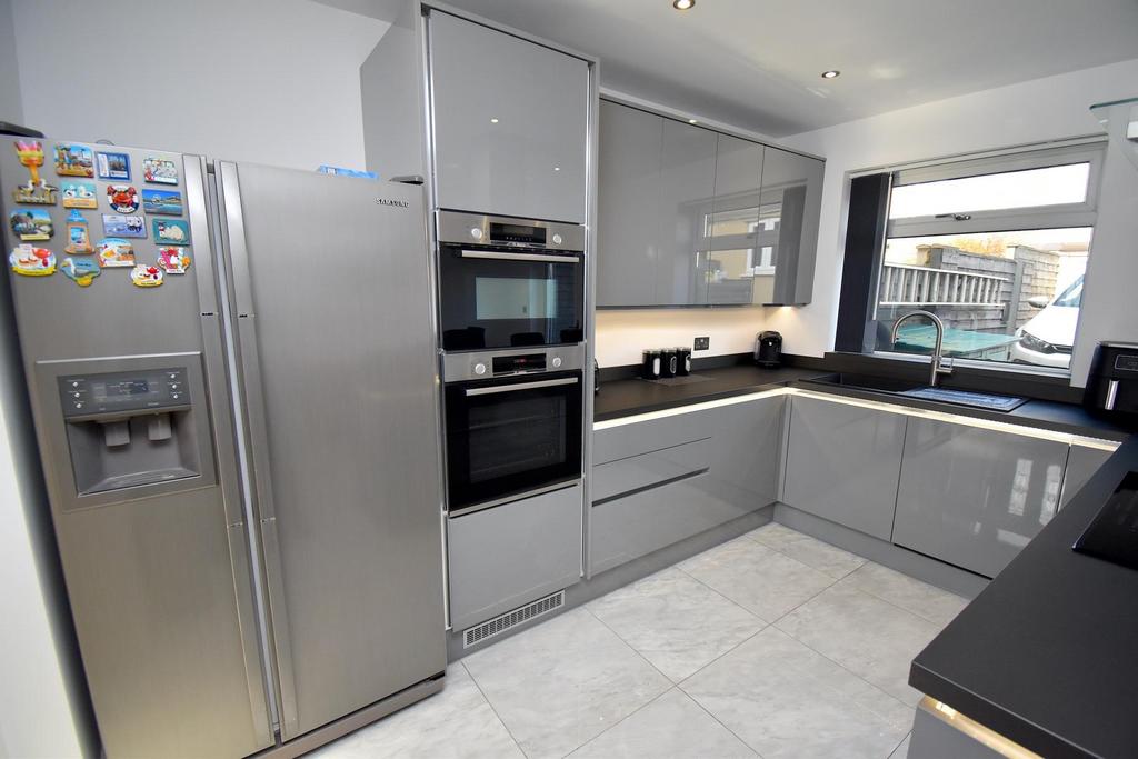 Fitted Kitchen & Dining Room