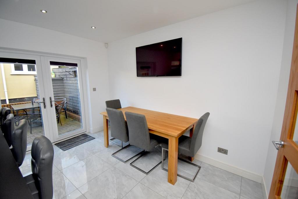 Fitted Kitchen & Dining Room
