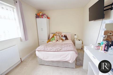 25 Queensway, Rugeley, WS15 1NN