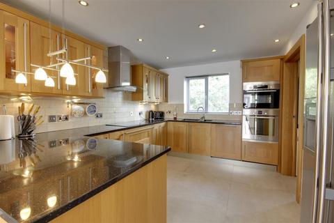 4 bedroom detached house for sale, Southwood Road, Cottingham