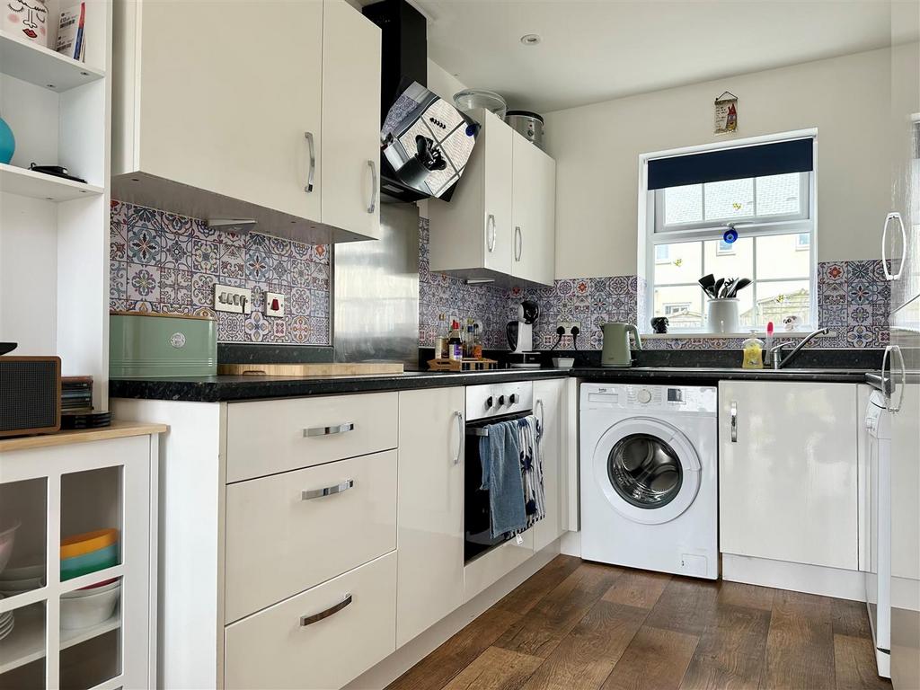 Kitchen 2.jpg