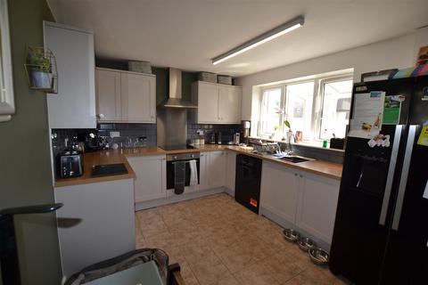 27 Cheaton Close, Leominster, HR6 8EN