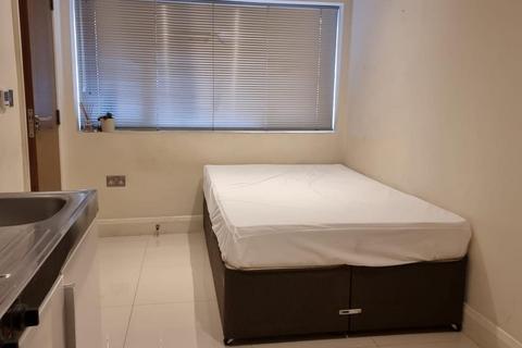 Studio to rent, Hermitage Way, Stanmore