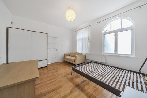 3 bedroom flat to rent, Palace Road Streatham SW2