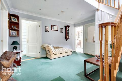 4 bedroom detached house for sale, Common Road, CHATHAM