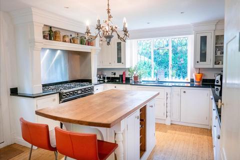 Robin Hill Oakwood Close, Chislehurst, BR7 5DD