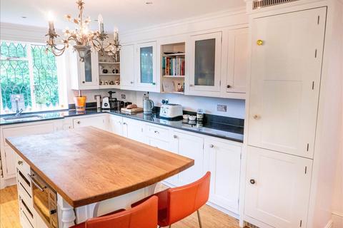 Robin Hill Oakwood Close, Chislehurst, BR7 5DD