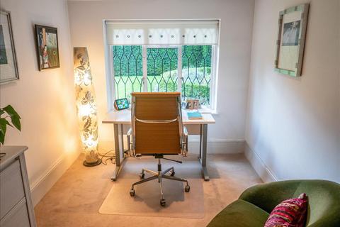 Robin Hill Oakwood Close, Chislehurst, BR7 5DD