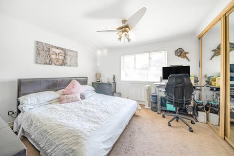 2 bedroom house to rent, Sandlings Close London SE15
