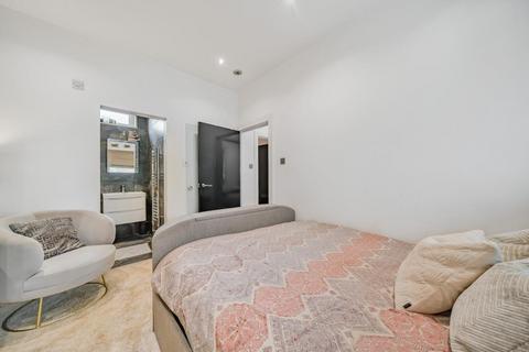 33 Clements Road, London, SE16 4DW