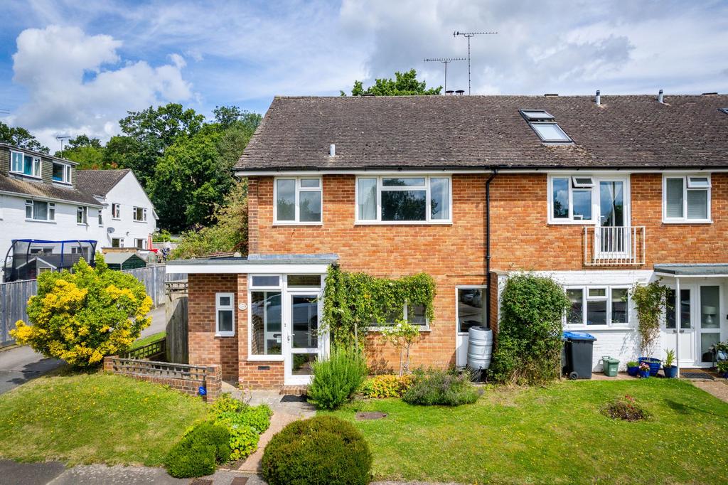 Finches Gardens, Lindfield, RH16 3 bed end of terrace house for sale