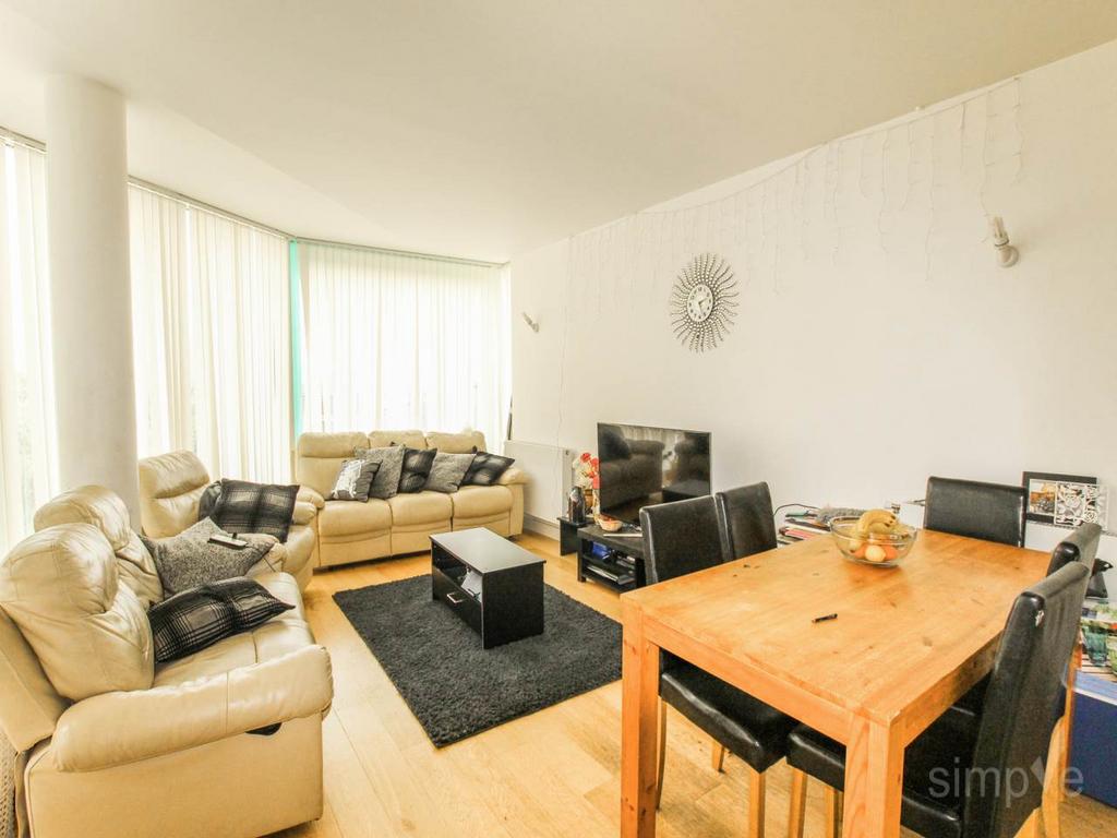 Cardinal Building, Station Approach... 3 bed flat - £2,400 pcm (£554 pw)