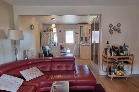 3 bedroom end of terrace house to rent, Uxbridge UB8