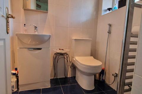 3 bedroom end of terrace house to rent, Uxbridge UB8