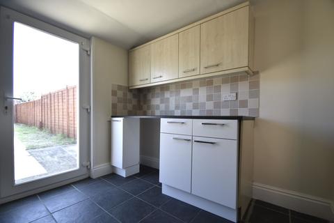 3 bedroom semi-detached house to rent, Worsley Road, Newport PO30