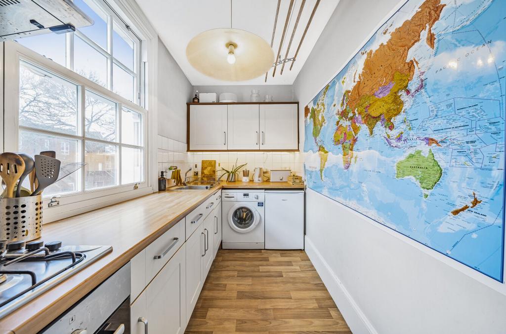 Bedford Road, London SW4 1 bed flat for sale £300,000