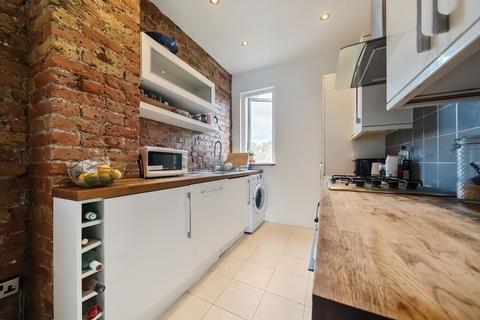 3 bedroom flat for sale, Wellmeadow Road, London SE13