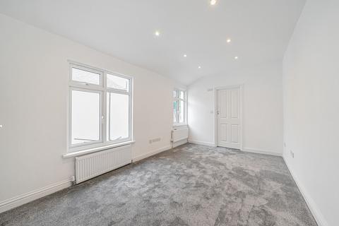 3 bedroom maisonette to rent, Garratt Lane, London SW17