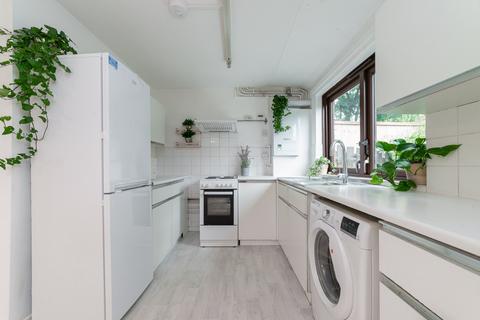 1 bedroom in a house share to rent, Crown Close