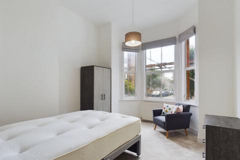2 bedroom flat to rent, Clapham, Between the Commons