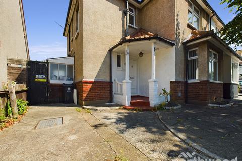 3 bedroom semi-detached house to rent, Kings Avenue, Holland on Sea CO15