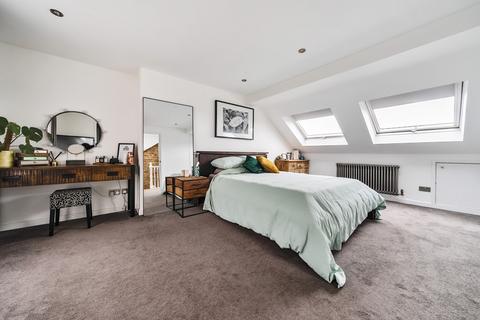 4 bedroom terraced house for sale, Crookston Road, London