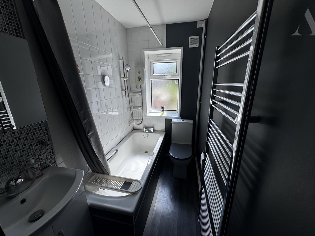 27 plowden Road bathroom